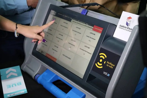 Investigan a proveedor de máquinas de votación