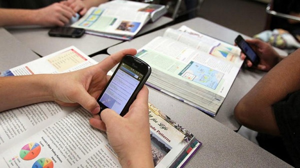 ¿Cómo plantea Paraguay la regulación de celulares en aulas?