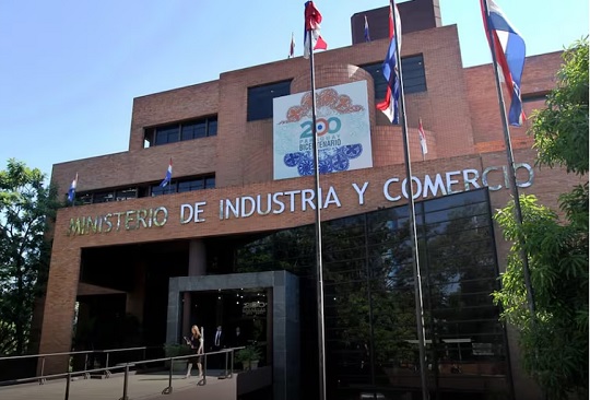 Mic lanza pasantías pagadas para estudiantes universitarios
