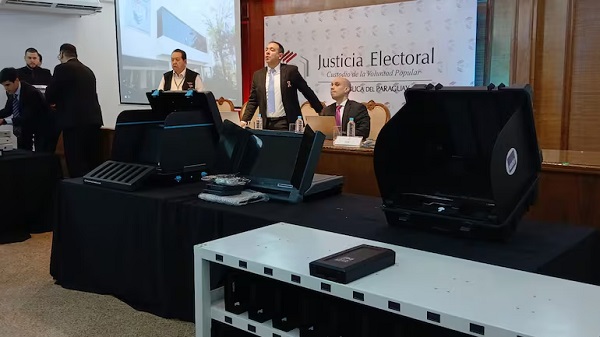 Falta de conformidad liberal en revisión de máquinas de votación