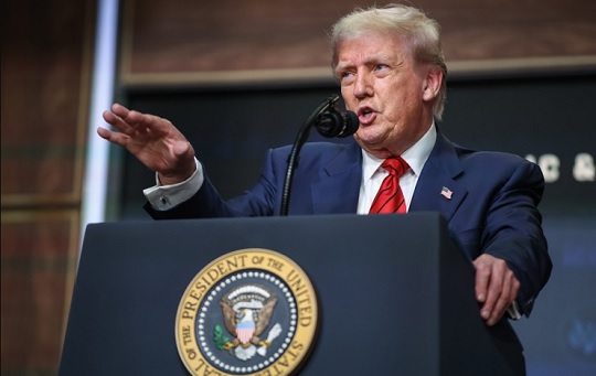 Trump despega hacia China para una cumbre histórica