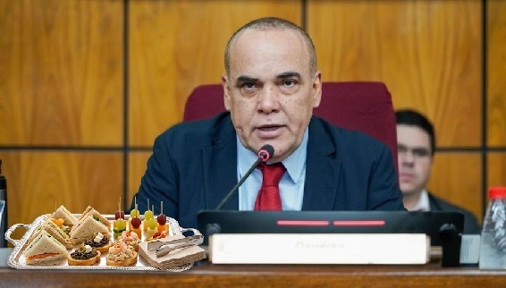 Denuncian a Bachi Núñez por cobro indebido y tráfico de influencias