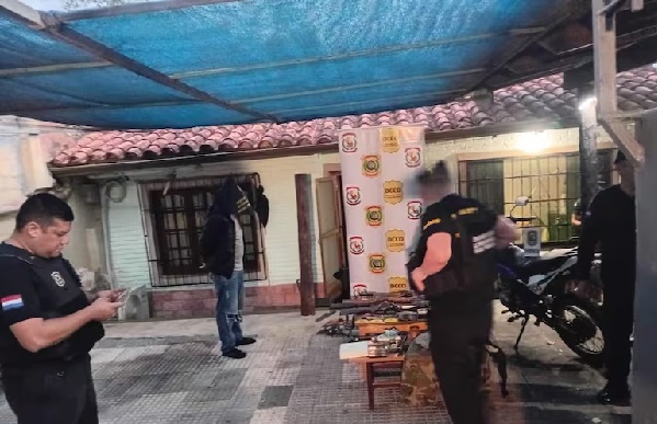 Allanamientos en 4 Mojones dejan dos detenidos y decomiso de armas