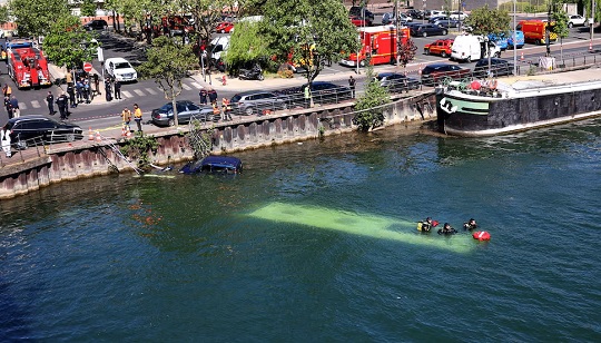 Autobús cae al río Sena en París tras error de maniobra