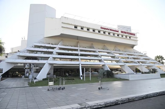 Joven denuncia cobro indebido en Migraciones del aeropuerto
