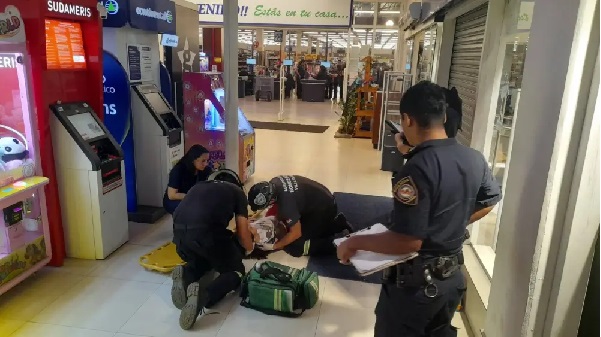 Niña cae de escalera mecánica en Villa Elisa y es asistida