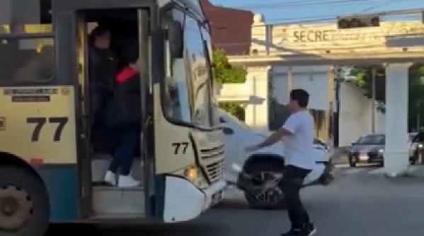 Se plantó frente a un bus y casi fue atropellado