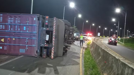 Vuelco de camión en Carapeguá deja un herido
