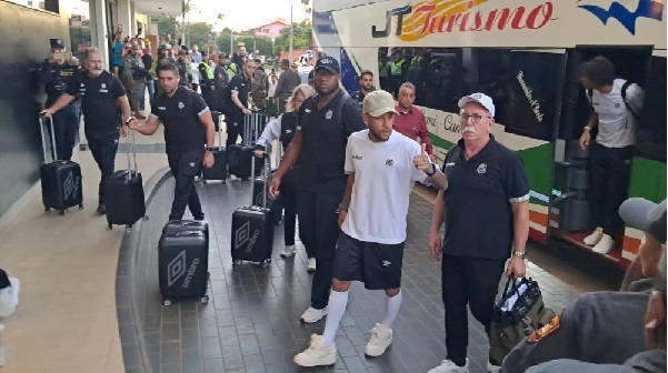 Neymar revoluciona la frontera antes del partido