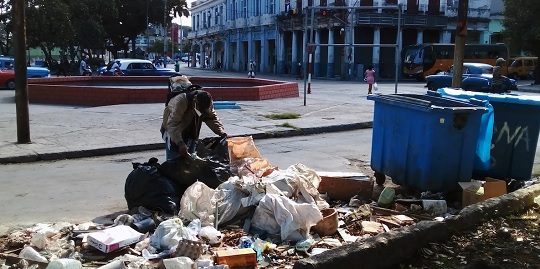 Crisis alimentaria en Cuba obliga a buscar comida en la basura