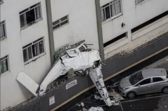 Avioneta se estrella contra edificio en Brasil