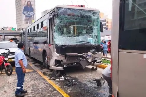 Perú: triple choque del Metropolitano deja 46 heridos