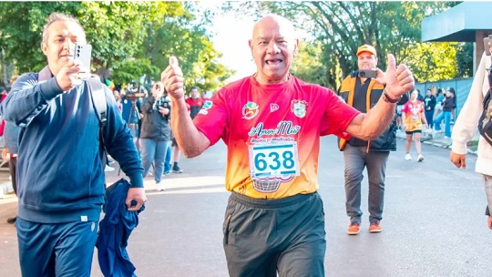 Don Roque corrió 5K y ganó medalla a los 80 años