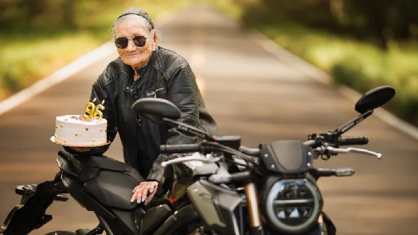 Abuela de 96 se vuelve viral con look rebelde