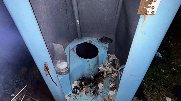Baño portátil abandonado genera quejas en plaza de Asunción