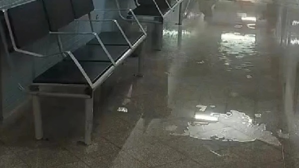Supuesto sabotaje en IPS Central inunda piso y obliga a reprogramar cirugías