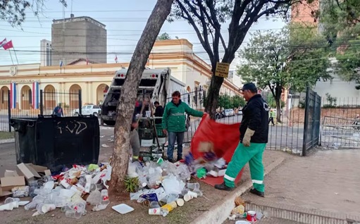 Basura cubre el microcentro tras festejos patrios