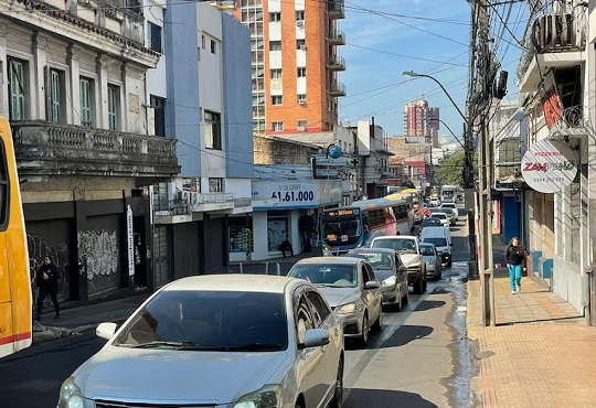 Caos vial en Asunción por cierre inesperado de Azara