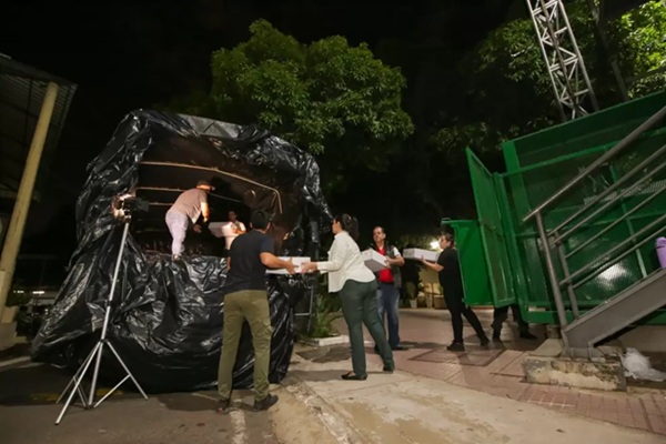 Justicia Electoral carga maletines para internas