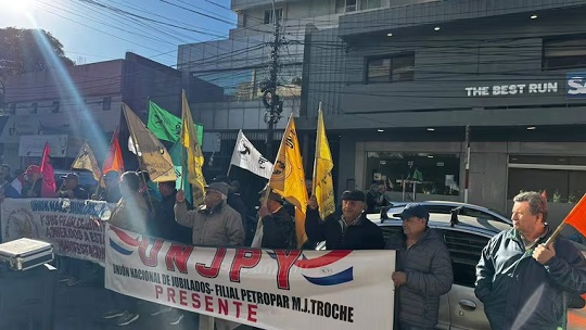 Jubilados exigen renovación total del Consejo del IPS
