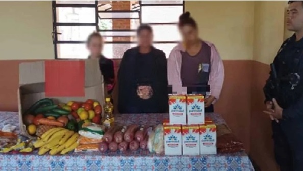 Cocineras caen con comida escolar en sus bolsos