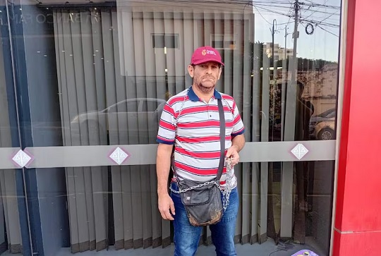 Padre de Tobías se encadena en Fiscalía por falta de pericia