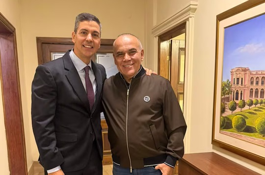 Cartistas defienden la fortuna de Santiago Peña