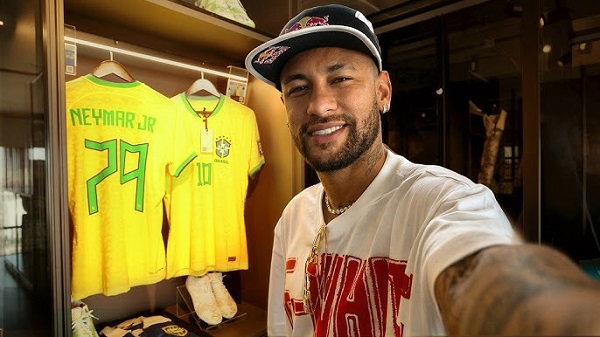 Neymar muestra su mansión familiar en Santos