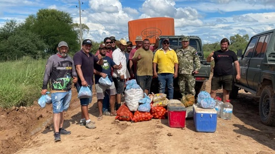 Camioneros varados en Alto Paraguay reciben alimentos