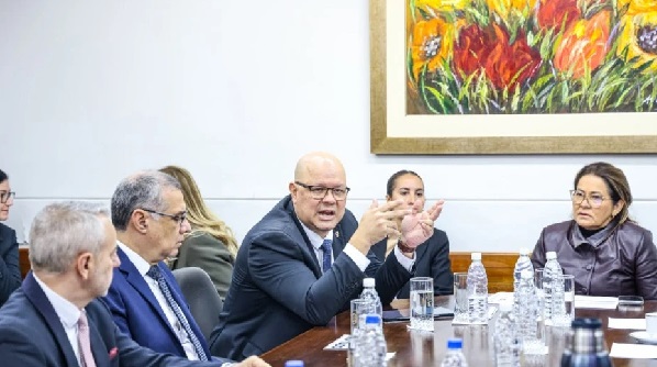 Economía analiza ampliar meta fiscal para pagar deudas