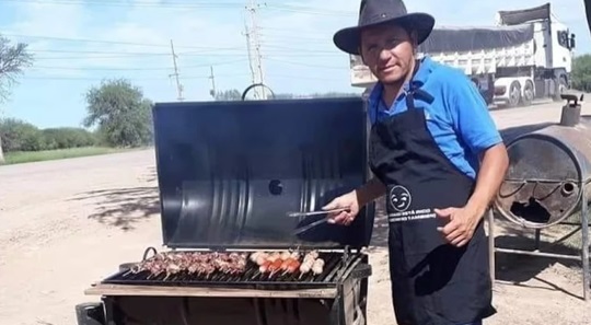 Chaqueñito volvió a vender asaditos frente a su alquiler