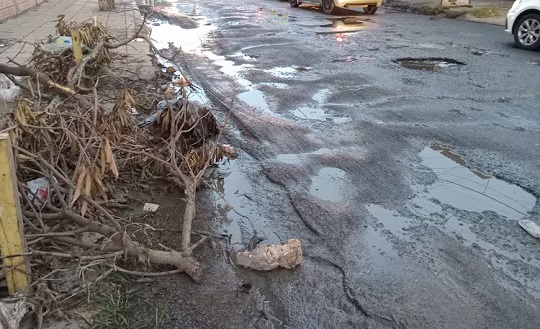 Avenida Leopardi colapsa por baches y caos vehicular