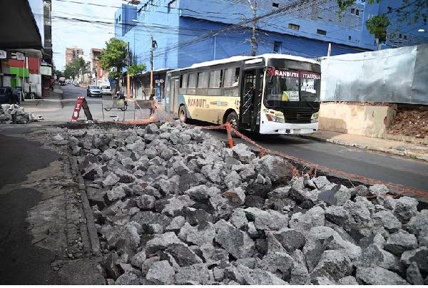 Caos en Azara por obras y ausencia de la PMT