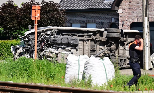 Tren arrolla minibús escolar en Bélgica y deja cuatro muertos