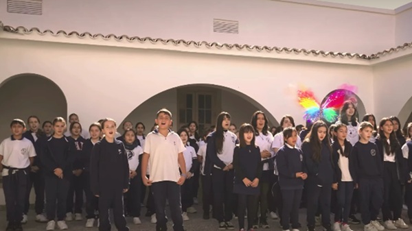 Alumnos argentinos emocionan con cover de Oasis