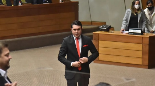Hernán Rivas presentó renuncia al Senado