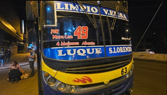 Pasajera cayó de la Línea 49 antes de que el bus frenara
