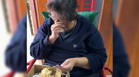 Hijos sorprendieron a su madre con entrada para BTS