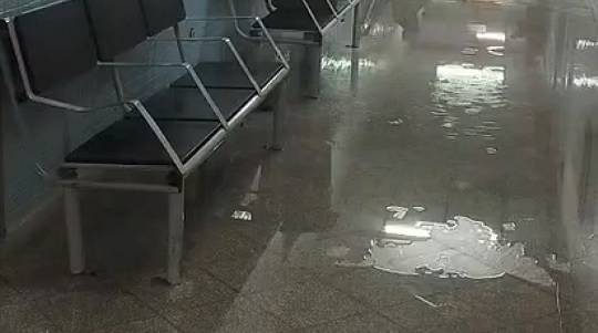 Explosión de caño inundó sector del Hospital Central del IPS