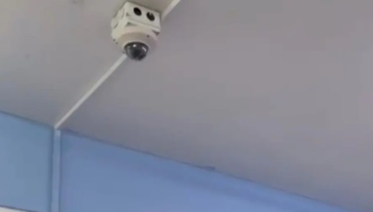 Investigan cámaras 360° instaladas en baños de colegio esteño