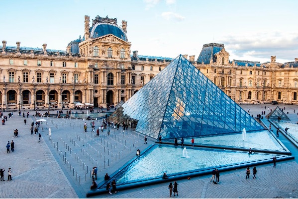 Museo del Louvre enfrenta crisis y graves fallas internas