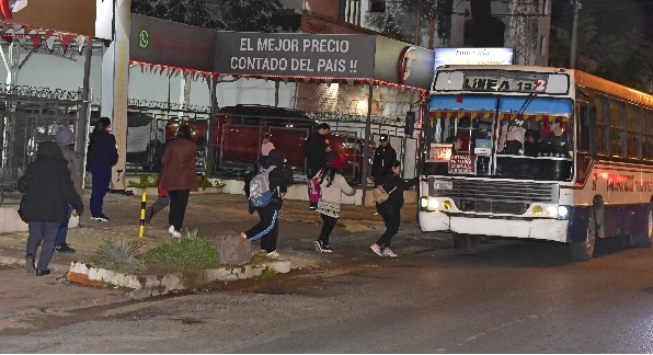 Usuarios sufren reguladas de buses ante el intenso frío