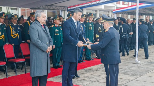 Santiago Peña ratifica al comandante de la Policía y promete mano firme contra quienes “manchan el uniforme”