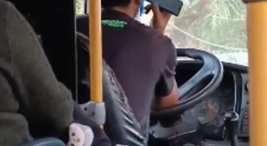 Captan a chofer de la Línea 26 conduciendo con el codo