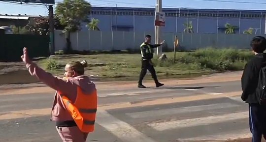 Madres salen a ordenar el tránsito ante falta de controles en Luque