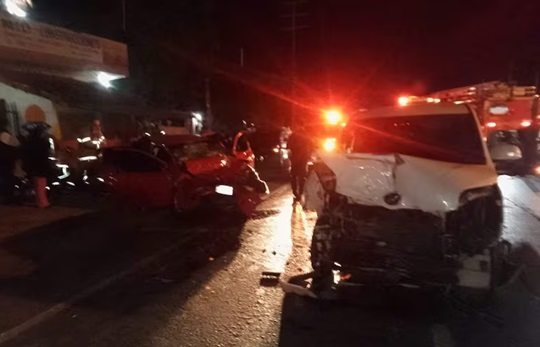 Choque frontal en ruta PY01 deja seis heridos, entre ellos tres niños