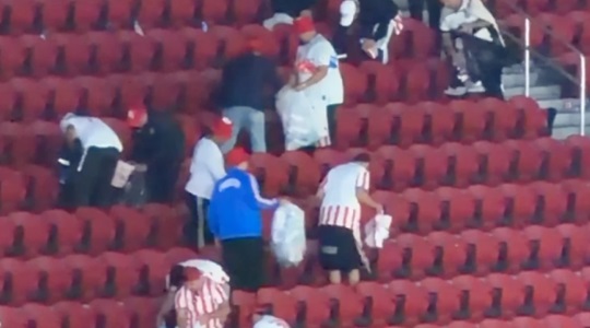 Hinchas paraguayos imitan tradición japonesa y limpian las gradas tras triunfo mundialista