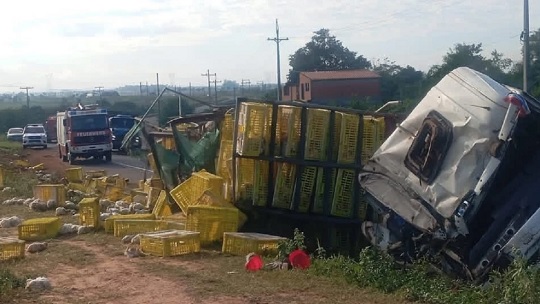 Camión con más de 4.000 gallinas volcó en Emboscada sobre la ruta PY03