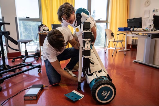El robot que revoluciona un hospital en Milán al asistir a los enfermos