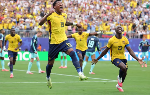 Ecuador sorprende a Alemania, remonta y clasifica a dieciseisavos del Mundial